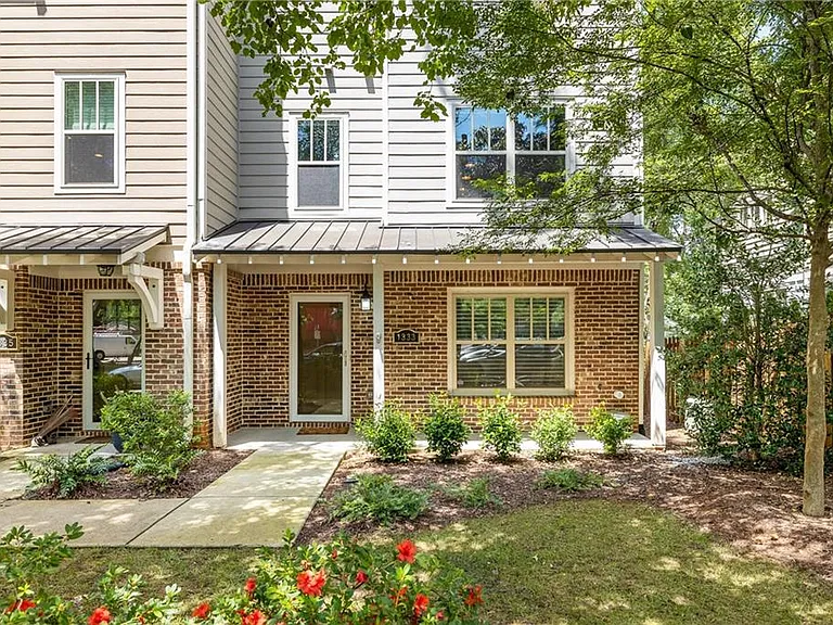 1333 Oakview Rd — Photo 2