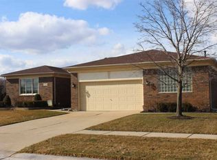 15479 Meadows Dr, Fraser, MI 48026
