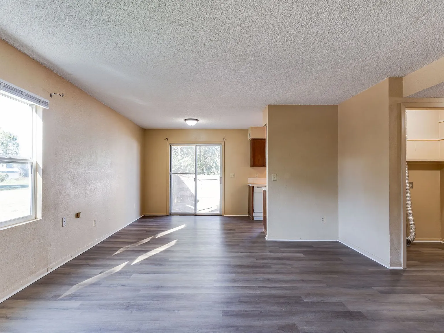 2 Bedroom, 1 Bathroom! — Photo 3