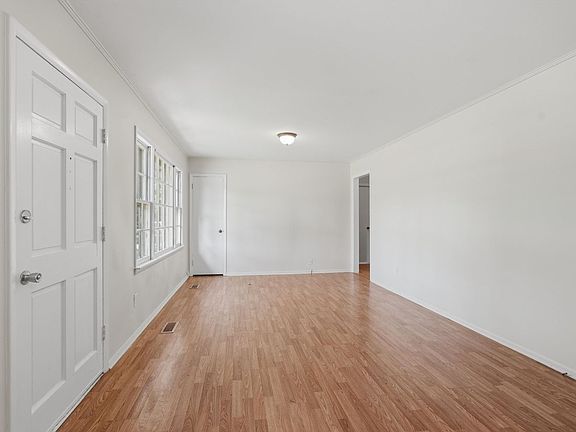 4th image of 704 Jackson Dr