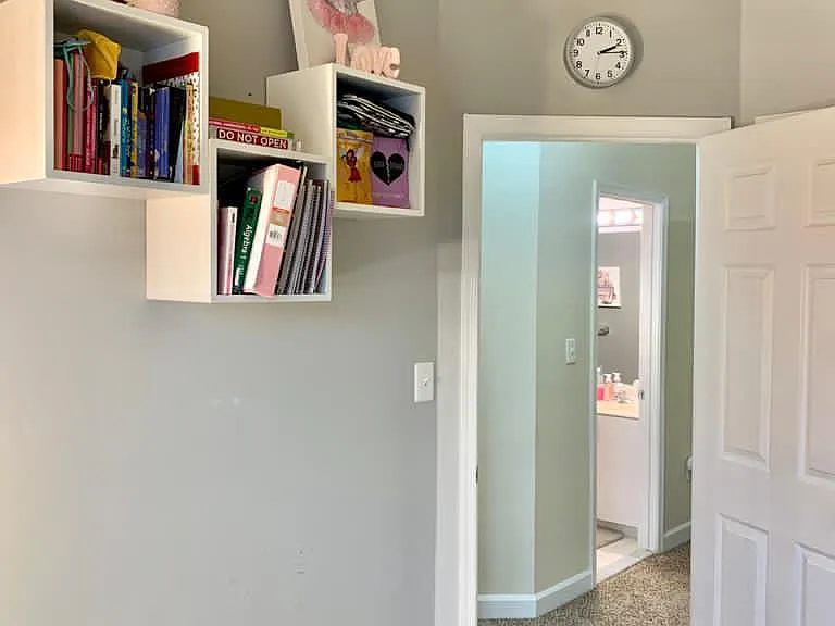 55 Taverngreen Ct — Photo 2