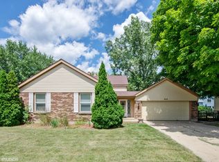 642 S Brentwood Dr, Crystal Lake, IL 60014