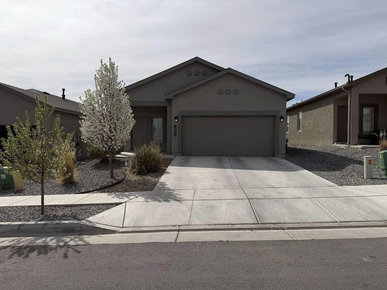 3 bed, 2.0 bath, 1519 sqft, $2,400 — Photo 2