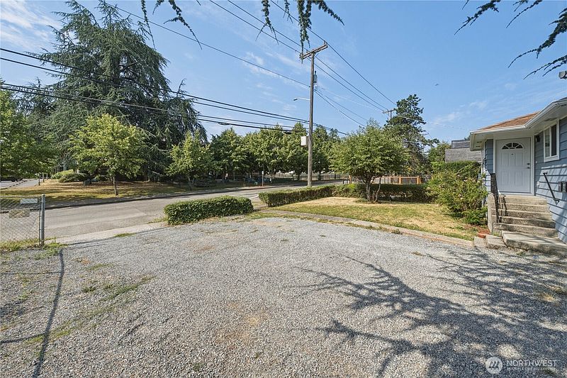 4th image of 4424 S Holly Street