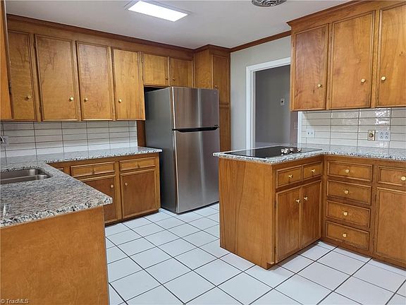 4th image of 157 Woodbriar Rd