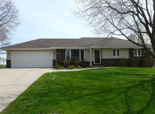 1556 W 3rd St, Pella, IA 50219