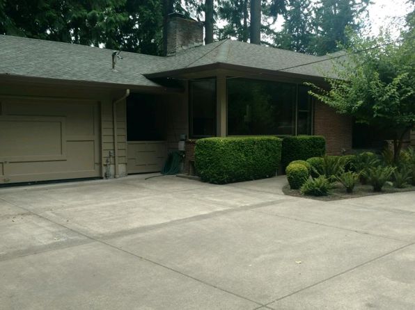 960 Lake Forest Dr