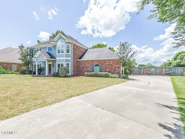 300 Oak Hollow Dr — Photo 6