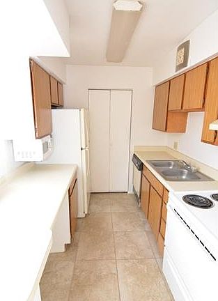 5th image of 2855 Winkler Ave APT 117