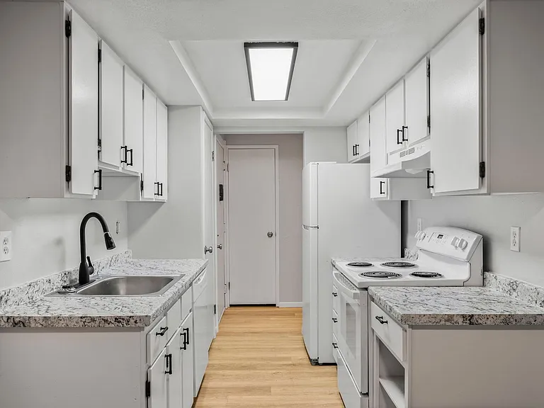 River Court Apartments - Updated Units With A View! — Photo 17
