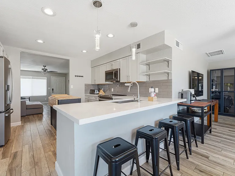 932 W Julie Dr — Photo 8