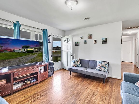 4th image of 1012 Marsh St