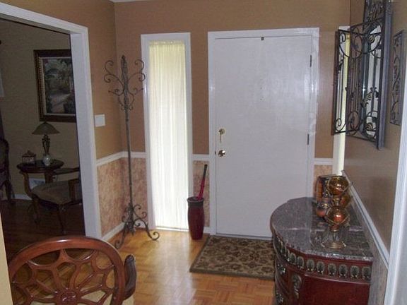 3rd image of 204 Hartwell Dr