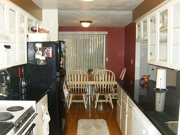 Looking into the dining area. MMmmm...Whats for dinner?