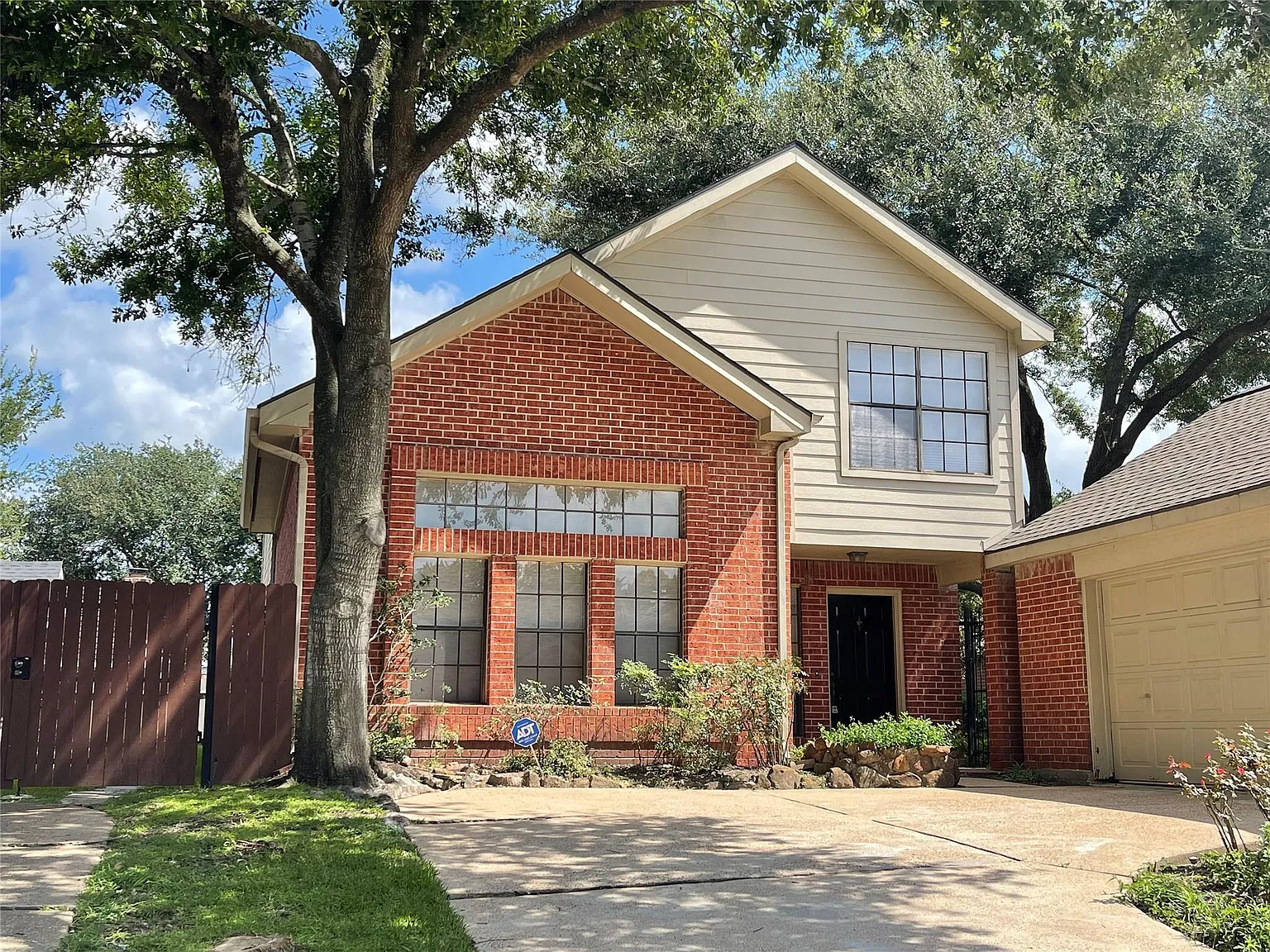 4 bed, 2.5 bath, 2556 sqft, $3,000 — Photo 1