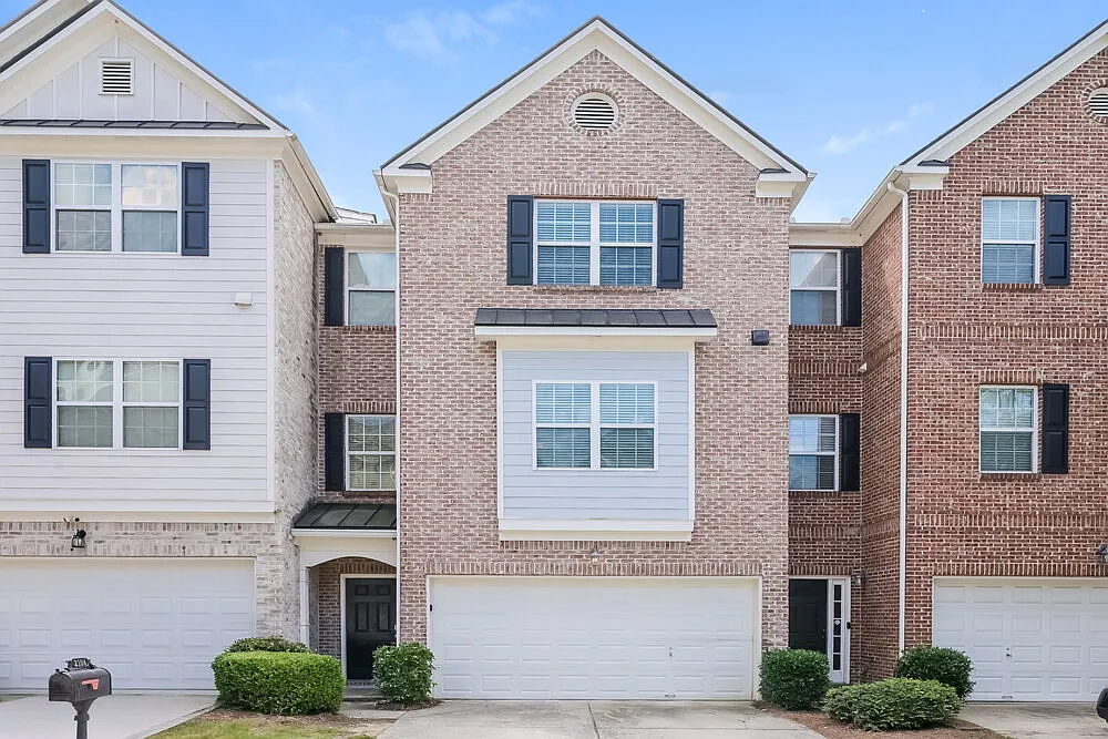 3 bed, 2.5 bath, 2367 sqft, $2,240 — Photo 1
