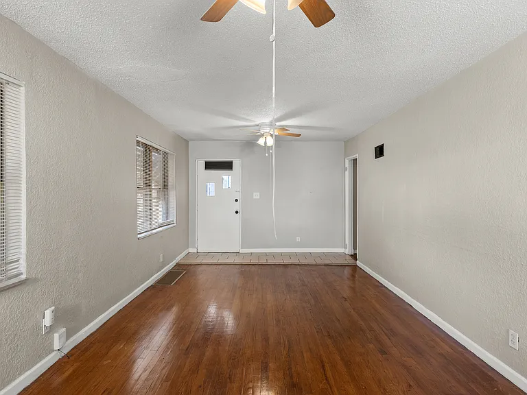 323 Ames Pl — Photo 5