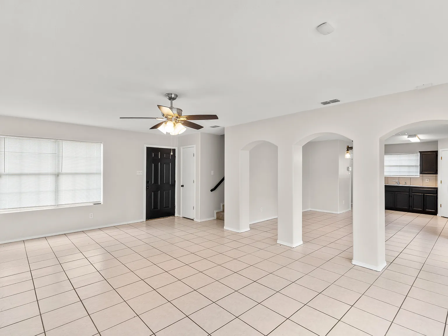 4 bed, 2.5 bath, 2076 sqft, $1,895 — Photo 2