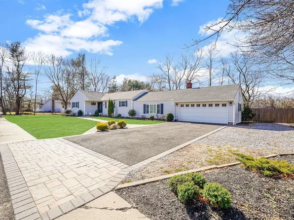 32 Hawkton Place, Lake Grove, NY 11755