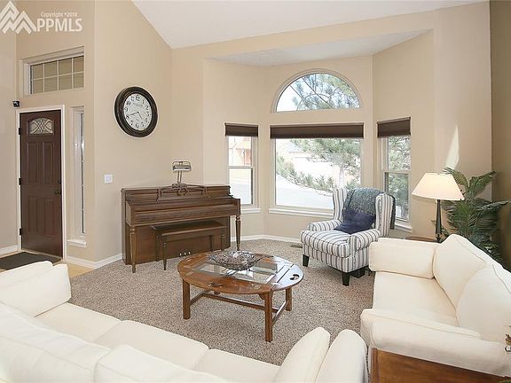 Vaulted ceilings in living and dining room