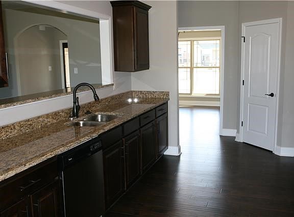 3rd image of 1556 Edgewater Ln