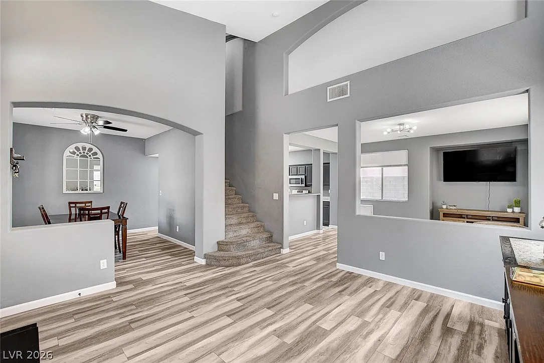 4 bed, 2.5 bath, 1994 sqft, $2,300 — Photo 4