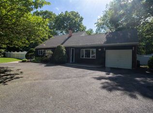 10 Longleaf Ln, Medford, NY 11763