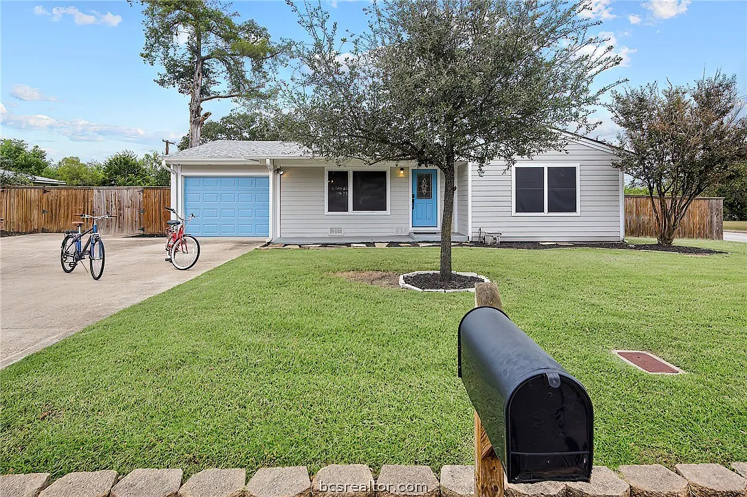 3 bed, 1384 sqft, $3,495 — Photo 2