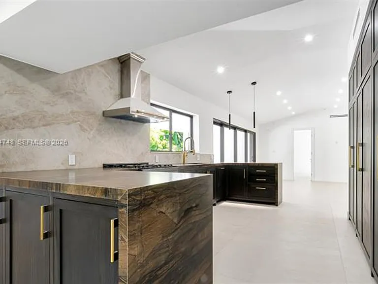 899 NE 71st St #899 — Photo 33