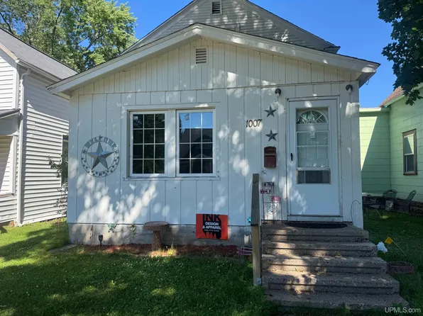 1007 Stockbridge Ave, Iron Mountain, MI 49801