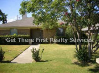 118 S Pipeline Rd, Euless, TX 76040