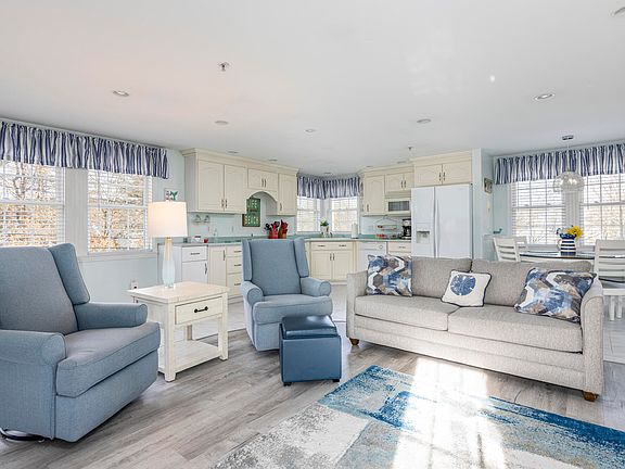 5th image of 133 W Grand Avenue #4
