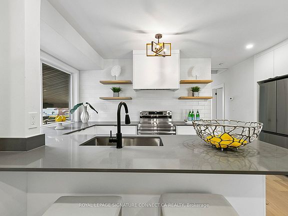 4th image of 15 Colonial Ct