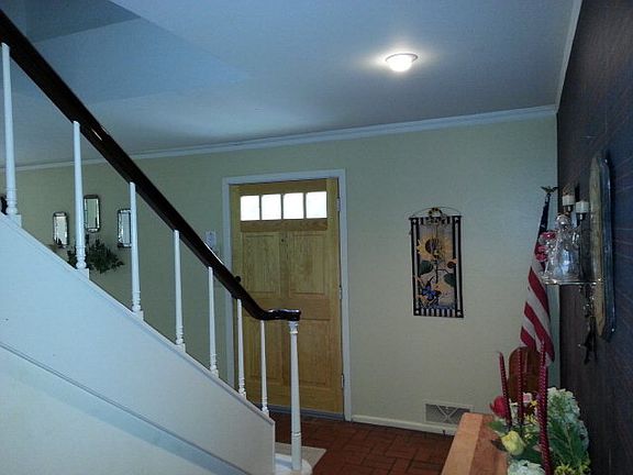 4th image of 50 Knoll Cir