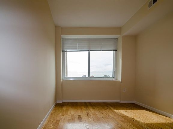 4th image of 100 Newkirk St APT 6D