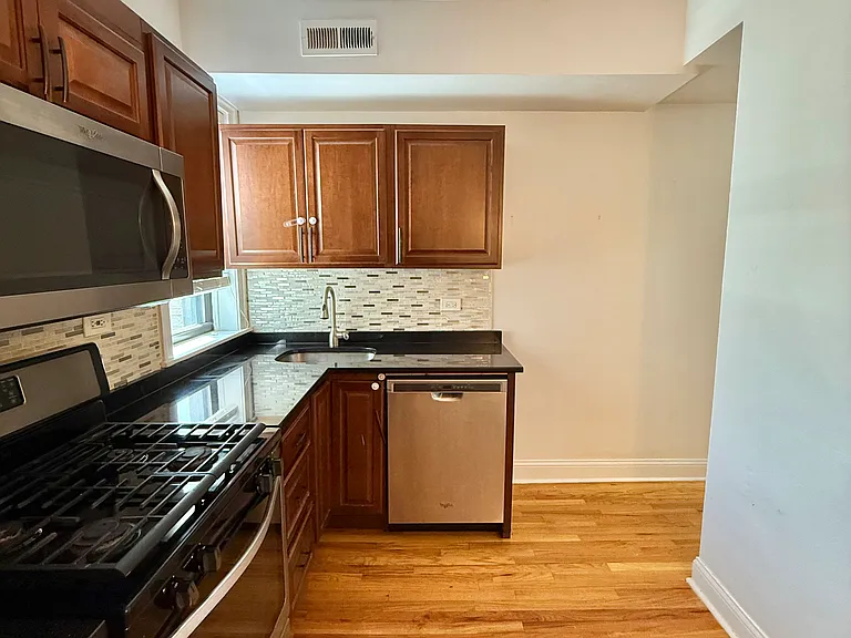 716 Reba Pl #2N — Photo 2