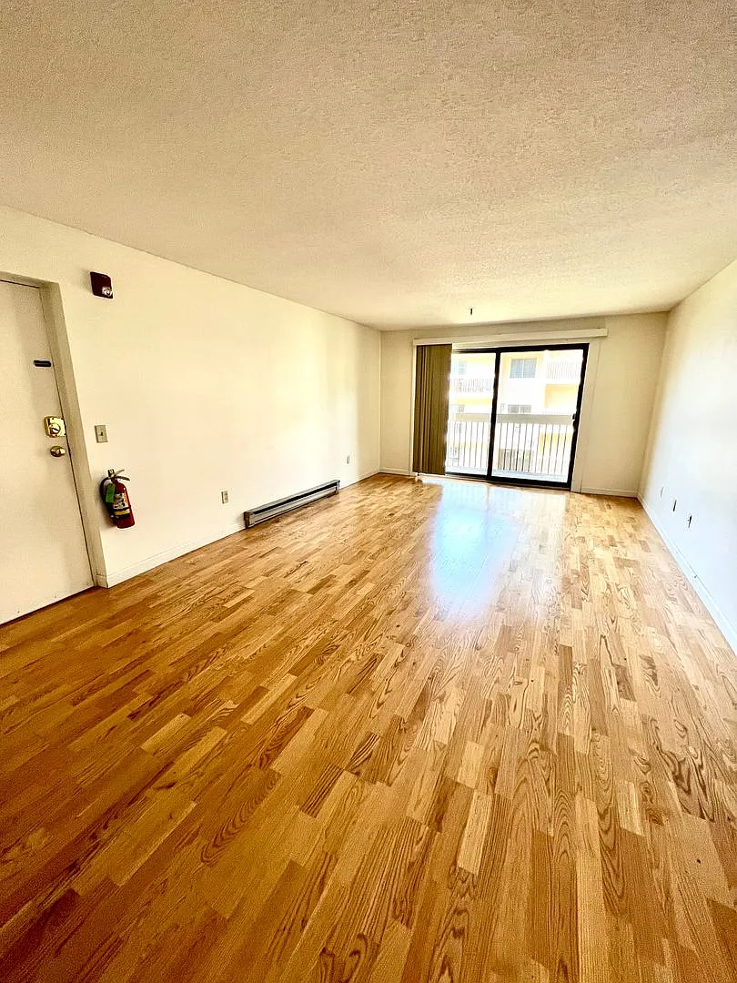 2-Bedroom 1-Bath Unit w/ Washer/Dryer Onsite (47 S. Williams St, #211) — Photo 4