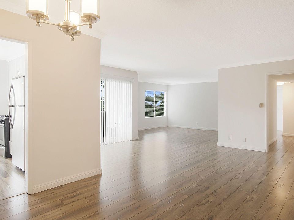 Amazing natural lighting and flooring. 

IMAGES: Model Unit -Vacant units might differ slightly, inquire within for images/video from our manager