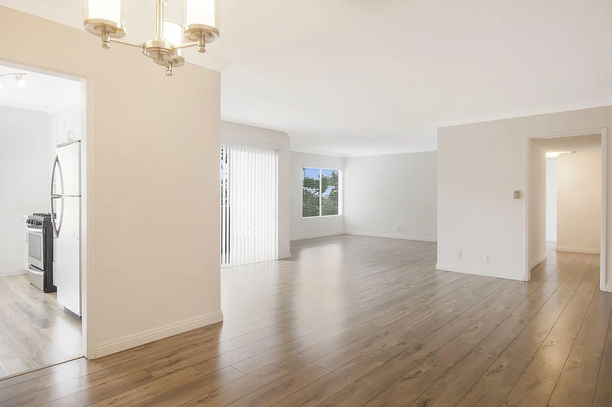 Amazing natural lighting and flooring. 

IMAGES: Model Unit -Vacant units might differ slightly, inquire within for images/video from our manager - 443 S Oakhurst Ave
