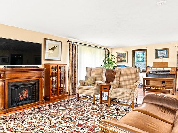 5th image of 15 Douglas Dr