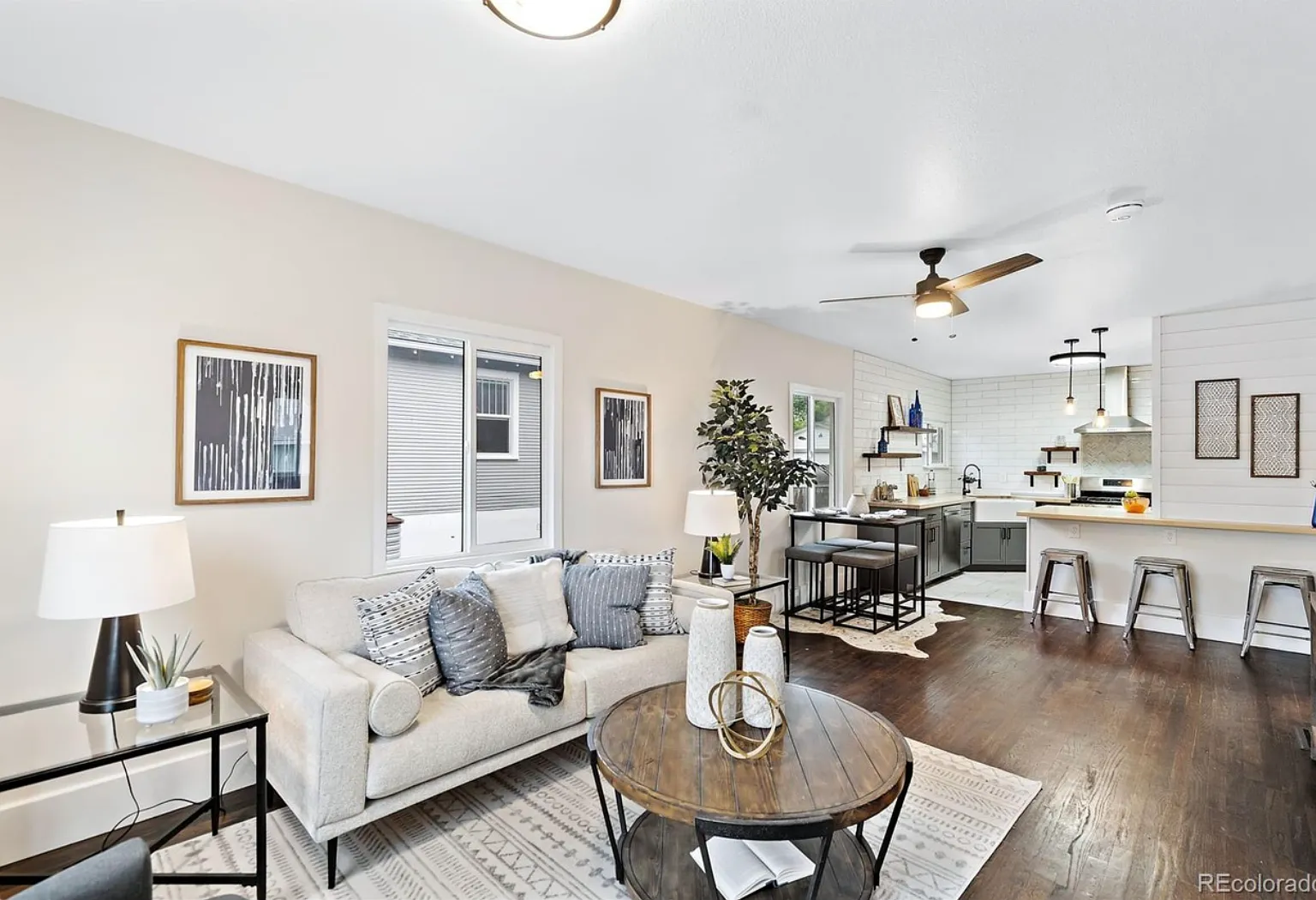 4 bed, 1876 sqft, $4,300 — Photo 2