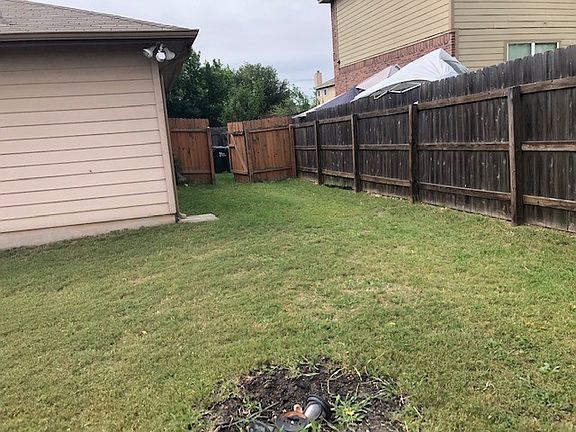 4th image of 371 Bloomsbury Dr
