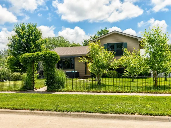 2304 Parkhill Dr, Norwalk, IA 50211