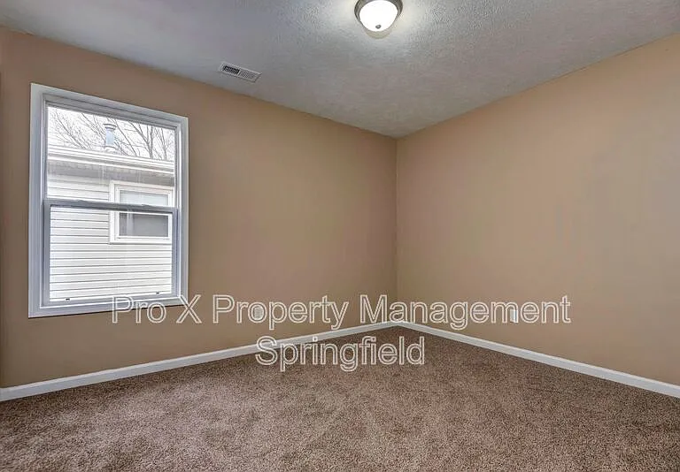 652 N Belview Ave #B — Photo 11