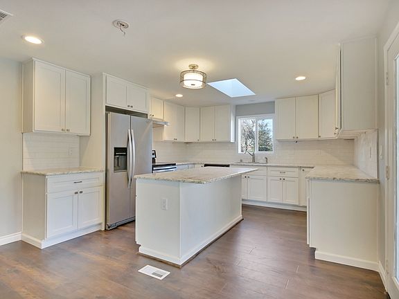 3rd image of 1319 W Pioneer
