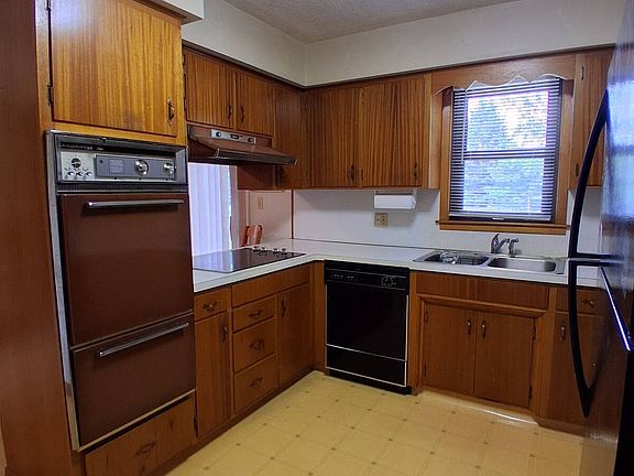5th image of 22241 Lewis Blvd
