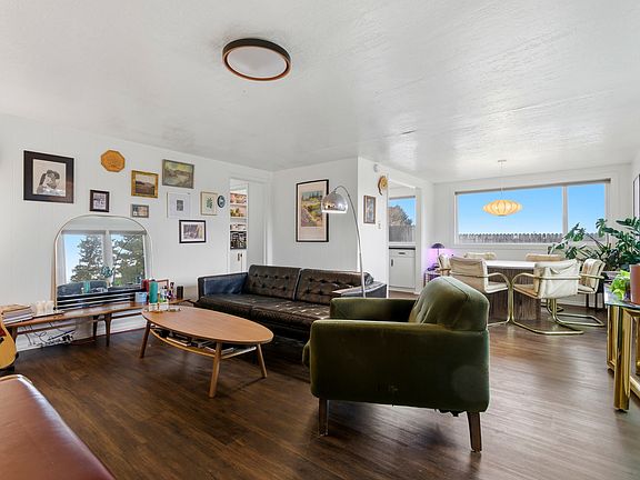 4th image of 2 E Wicker Ln