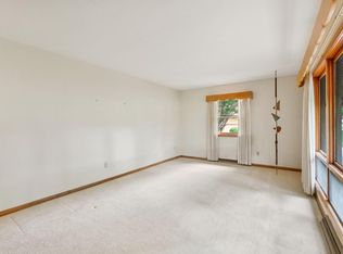 1238 S Hill Dr, Waterloo, IA 50701