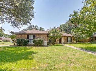 932 Arrow Wood St, Benbrook, TX 76126