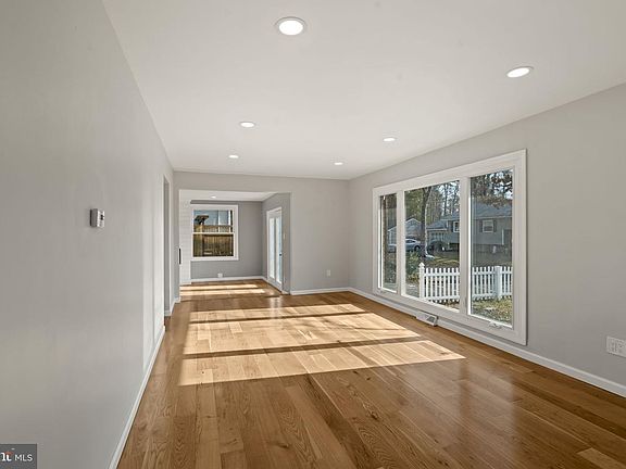 3rd image of 376 Wildrose St